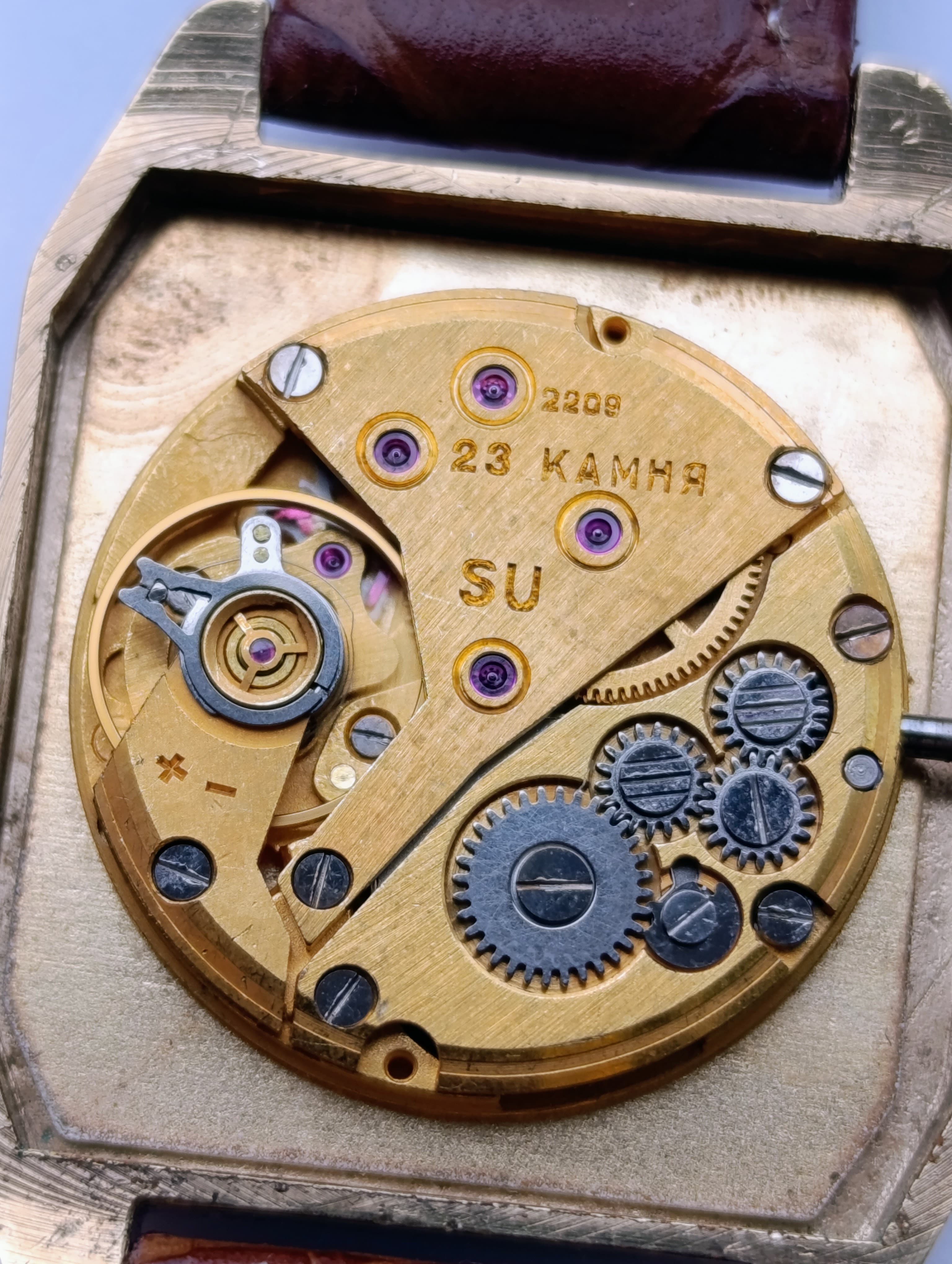 Luch 2209 23 Jewels Vintage Soviet Watch – Octagonal Gold-Plated Case – thumbnail 3