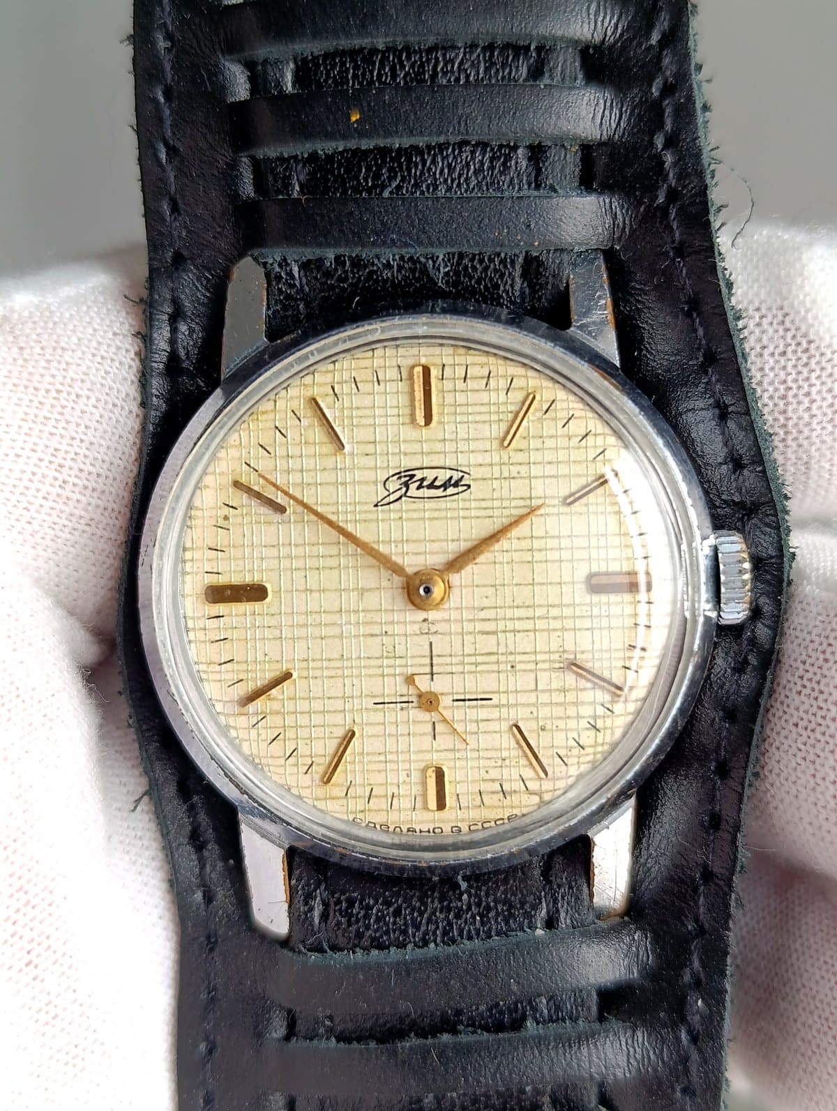 Vintage ZIM USSR Mechanical Watch Caliber 2602 Rare Waffle Dial Gold Hands – thumbnail 1