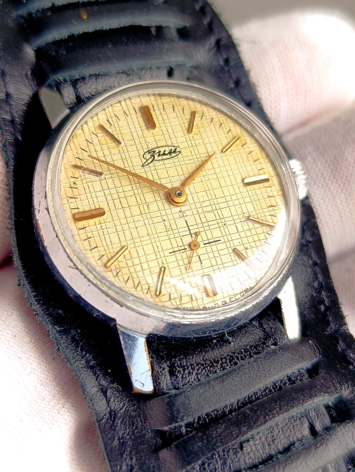 Vintage ZIM USSR Mechanical Watch Caliber 2602 Rare Waffle Dial Gold Hands – thumbnail 3