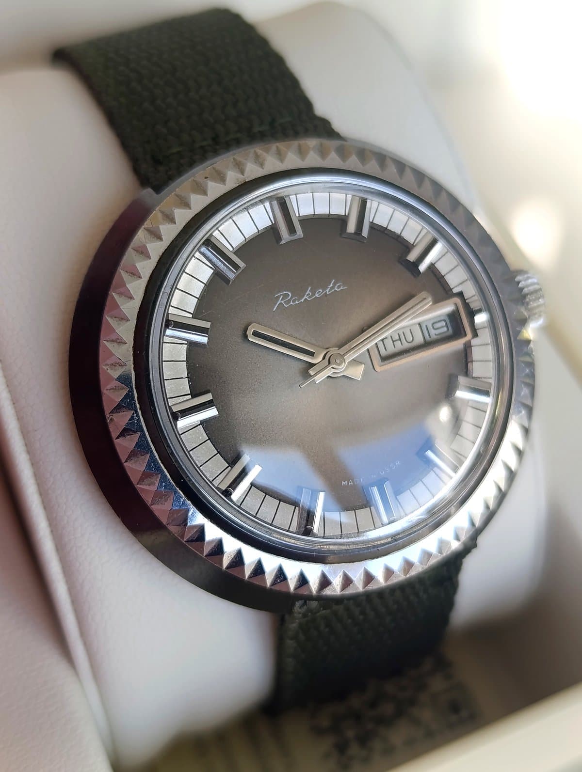 Raketa UFO 1980s USSR Watch Mechanical 2628H Day Date Vintage Rare – thumbnail 1