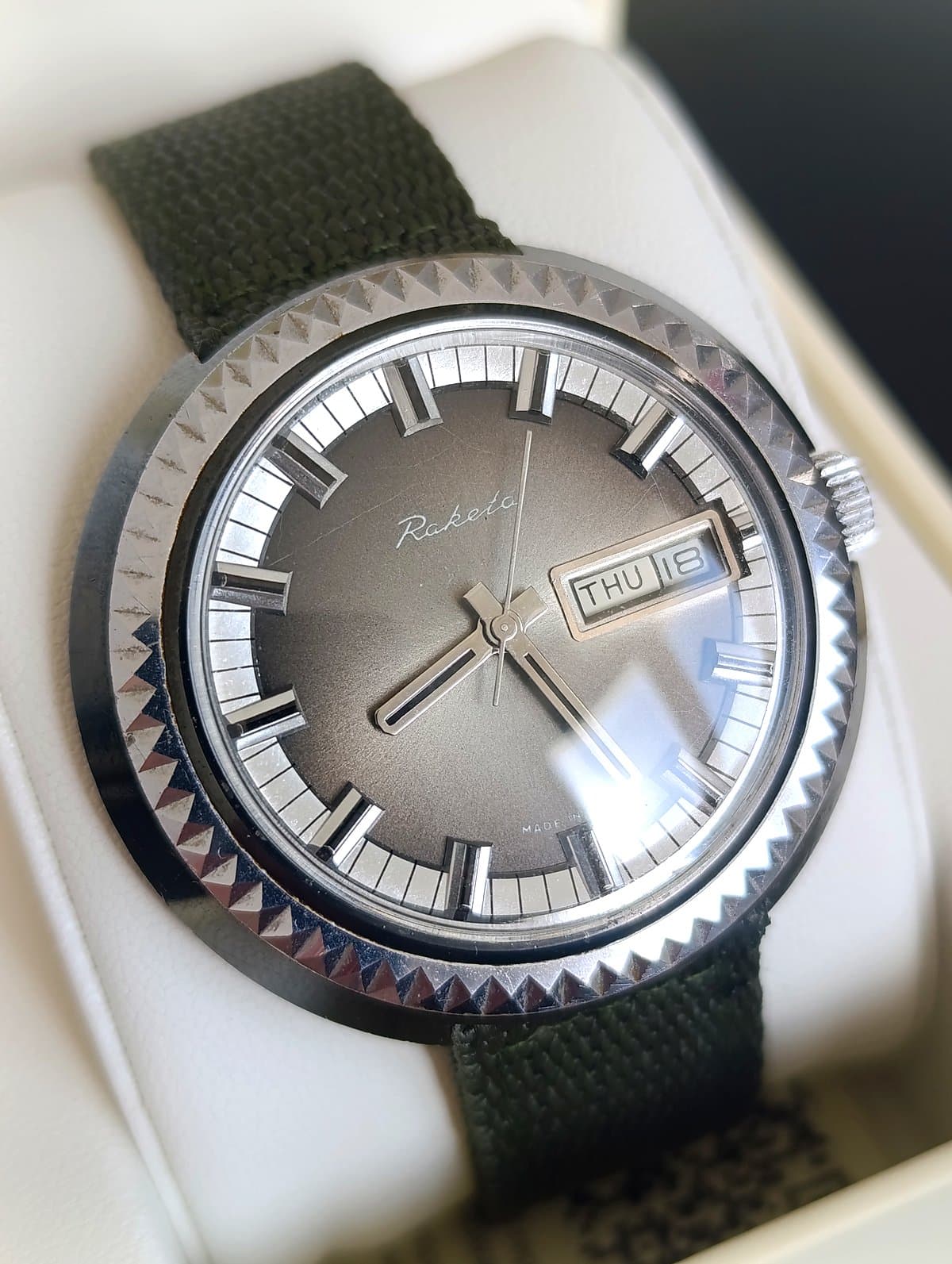 Raketa UFO 1980s USSR Watch Mechanical 2628H Day Date Vintage Rare – thumbnail 4