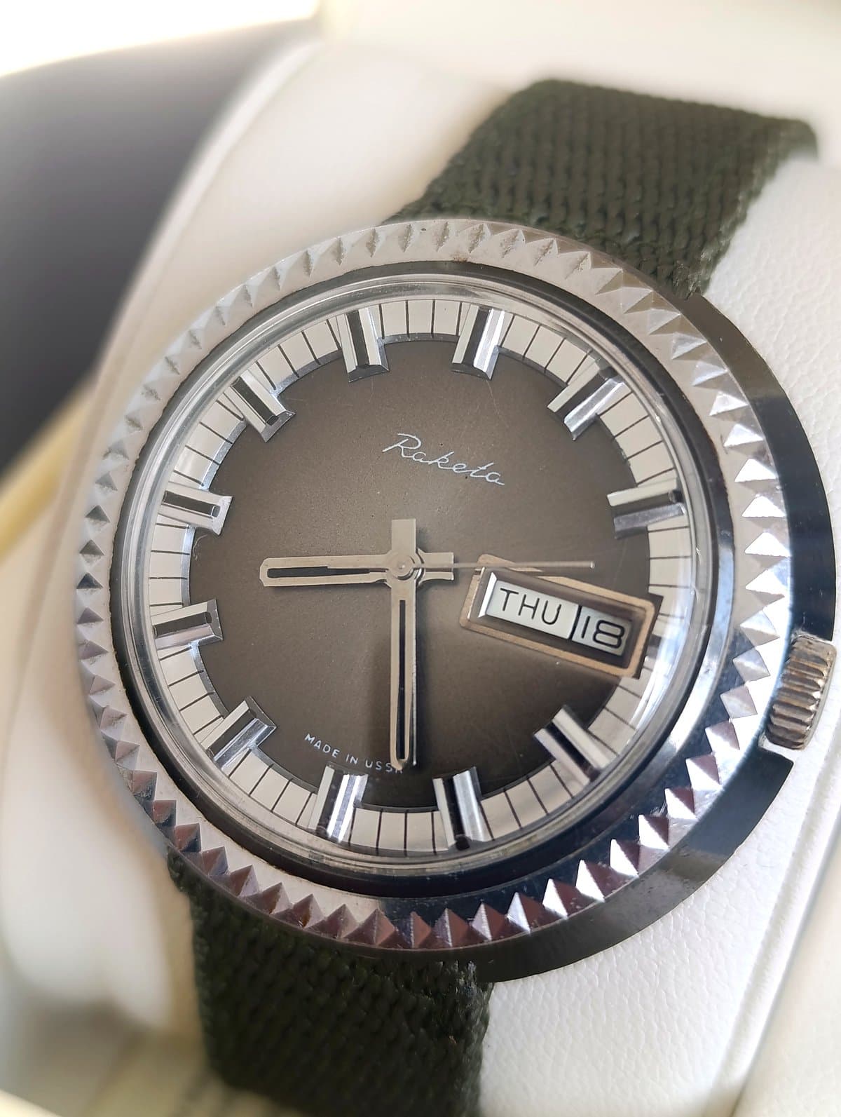 Raketa UFO 1980s USSR Watch Mechanical 2628H Day Date Vintage Rare – thumbnail 3