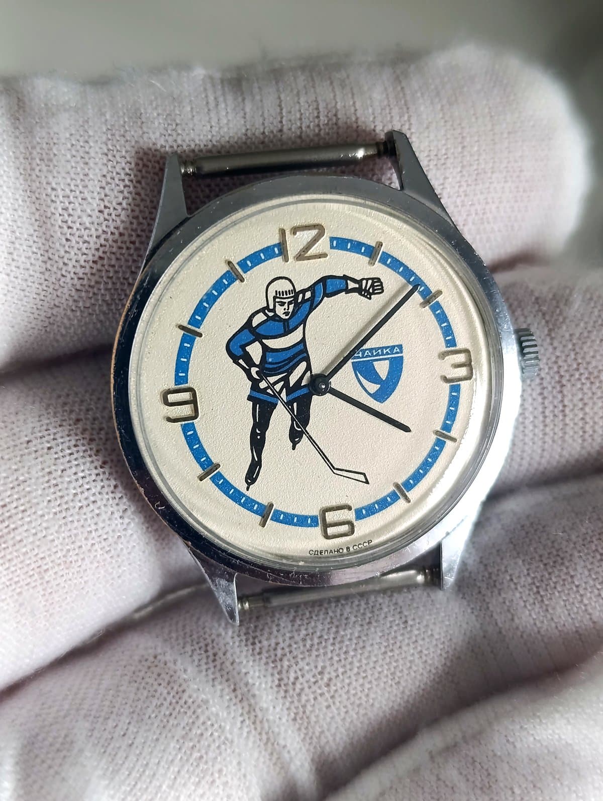 Vintage Chaika 1601A Hockey Player Dial — Serviced Soviet Watch – thumbnail 3